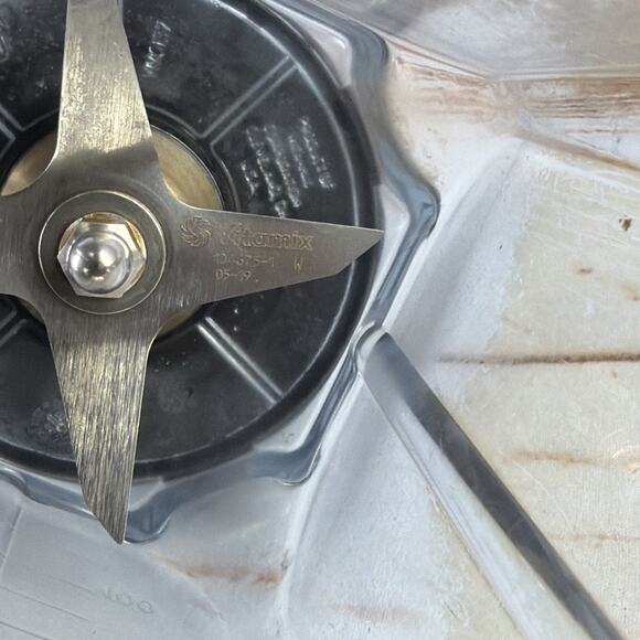 Vitamix Blender 32oz Wet Pitcher Container w/ Lid – Missing Center Plug - Picture 6 of 6